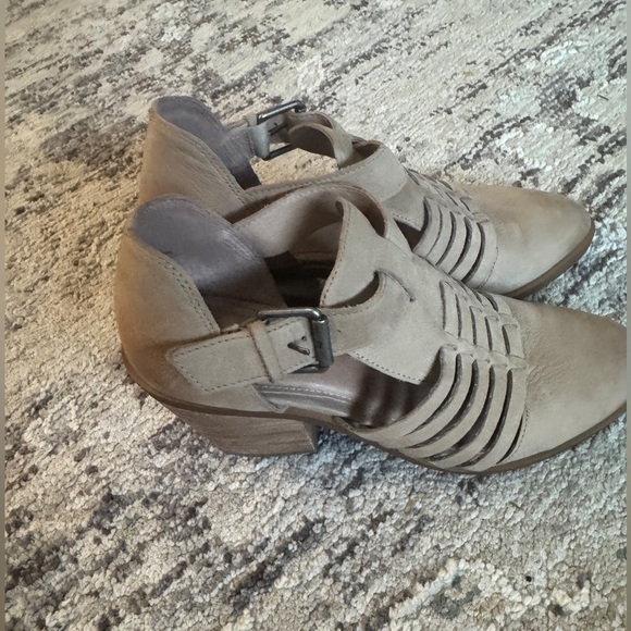 Nordstrom Calson Nubuck leather caged cutout beige Chelsea ankle bootie size 6 - Picture 7 of 8